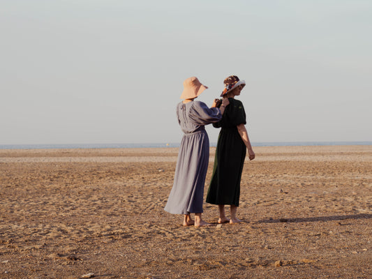 Evi Ava Kleid in blauen und grünen Musselin